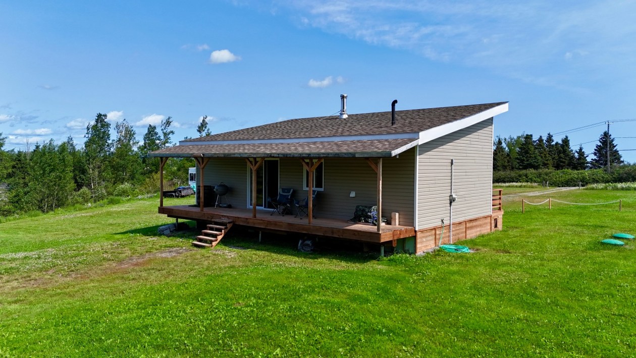 Face arrière — 1944 Route 132 E., Percé