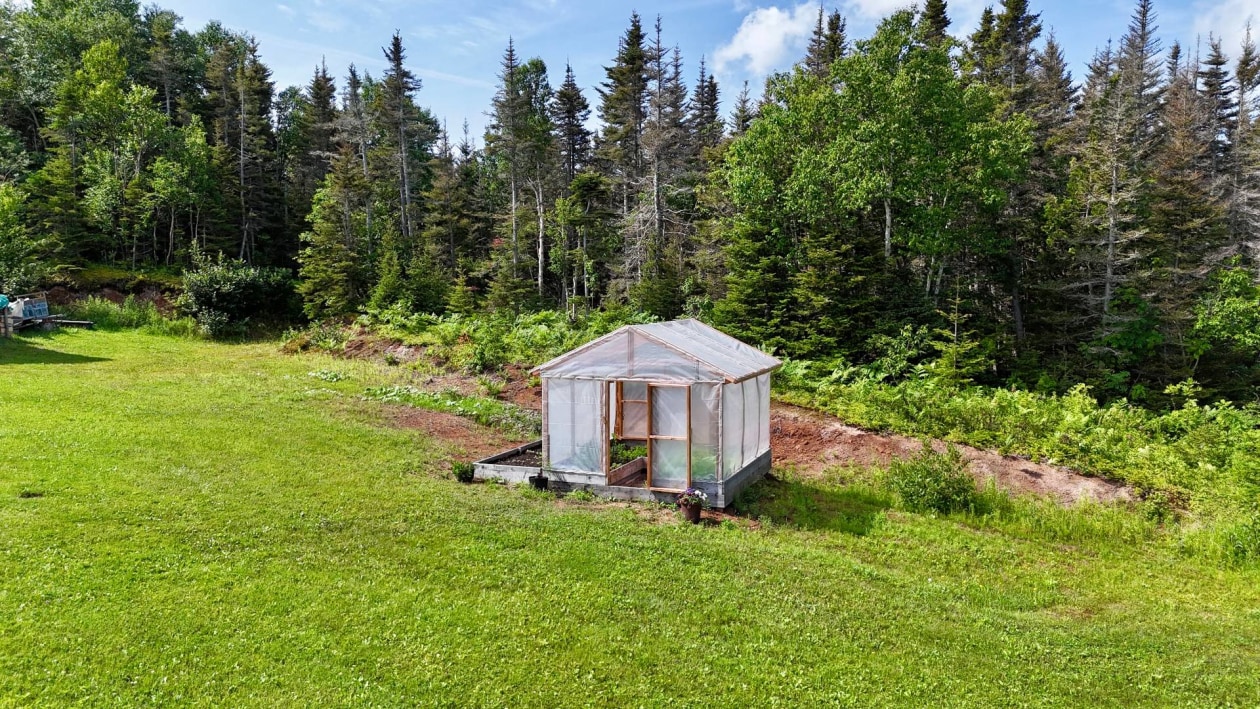 Jardin — 1944 Route 132 E., Percé