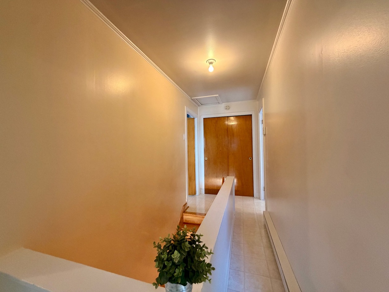 Corridor — 7 Rue Dumaresq, Gaspé