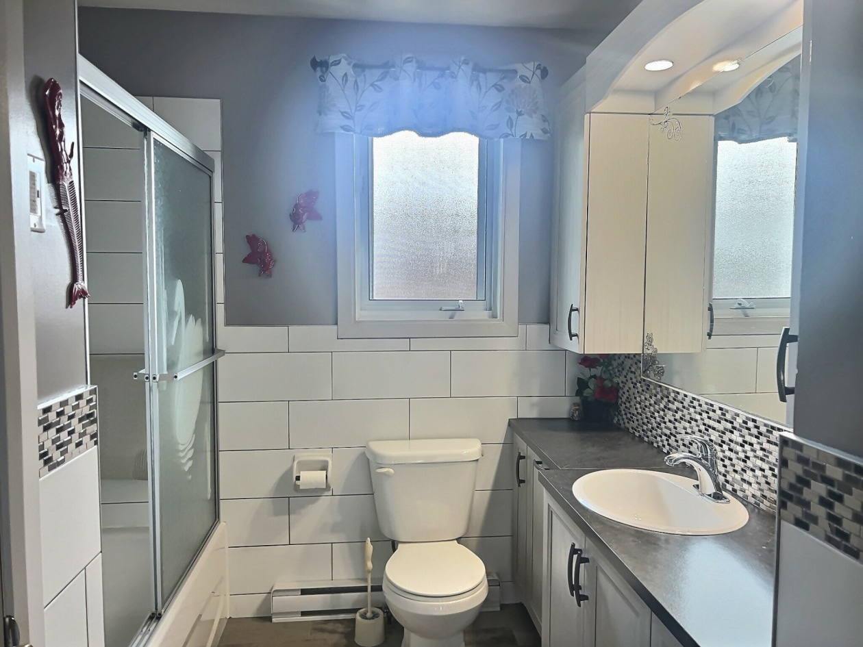 Salle de bains — 264 Rue Roy S., Rimouski