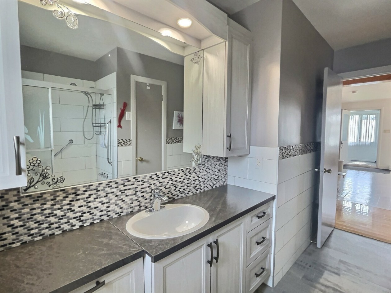 Salle de bains — 264 Rue Roy S., Rimouski