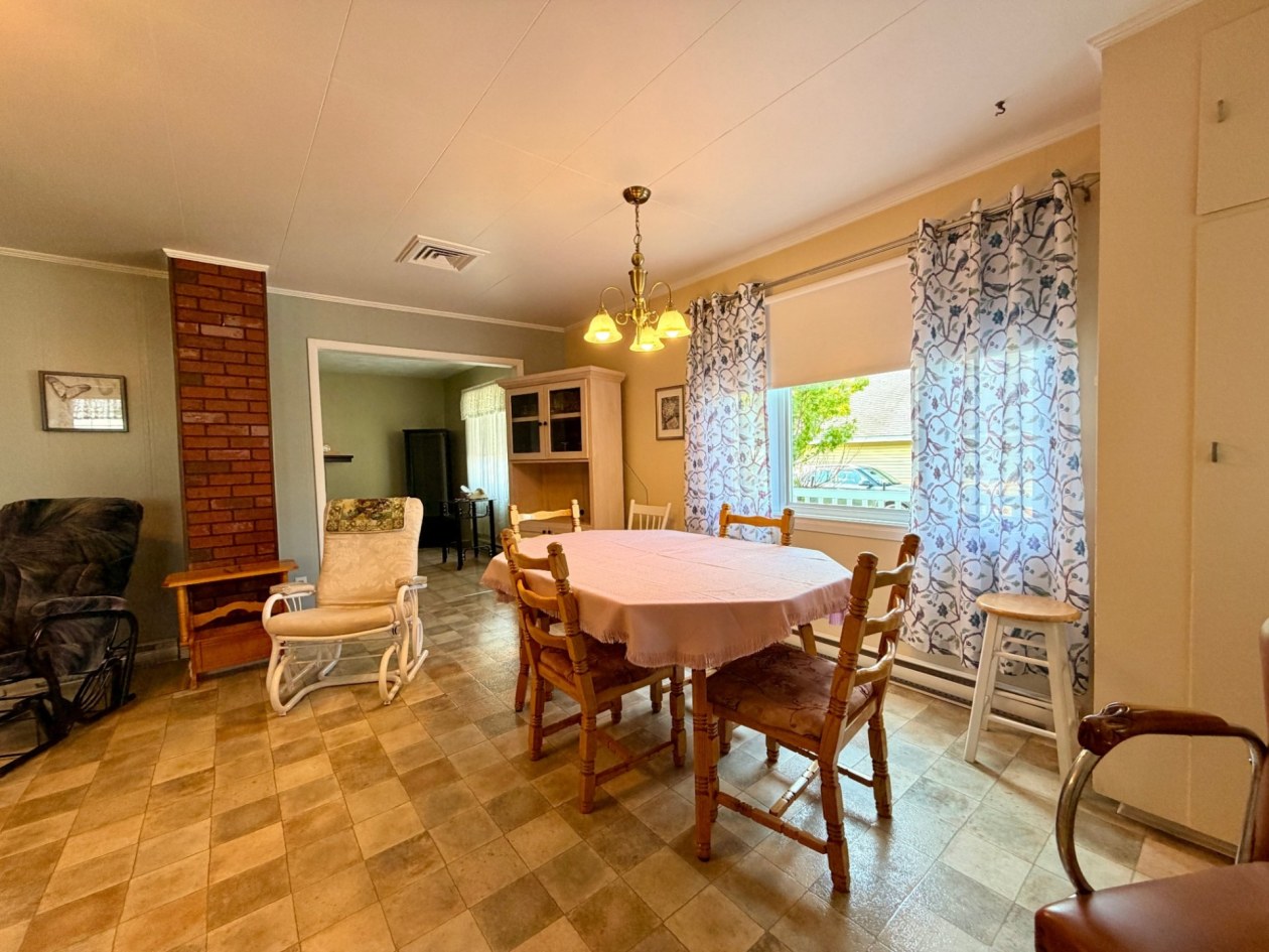 Salle à manger — 478A Boul. de Petit-Cap, Gaspé