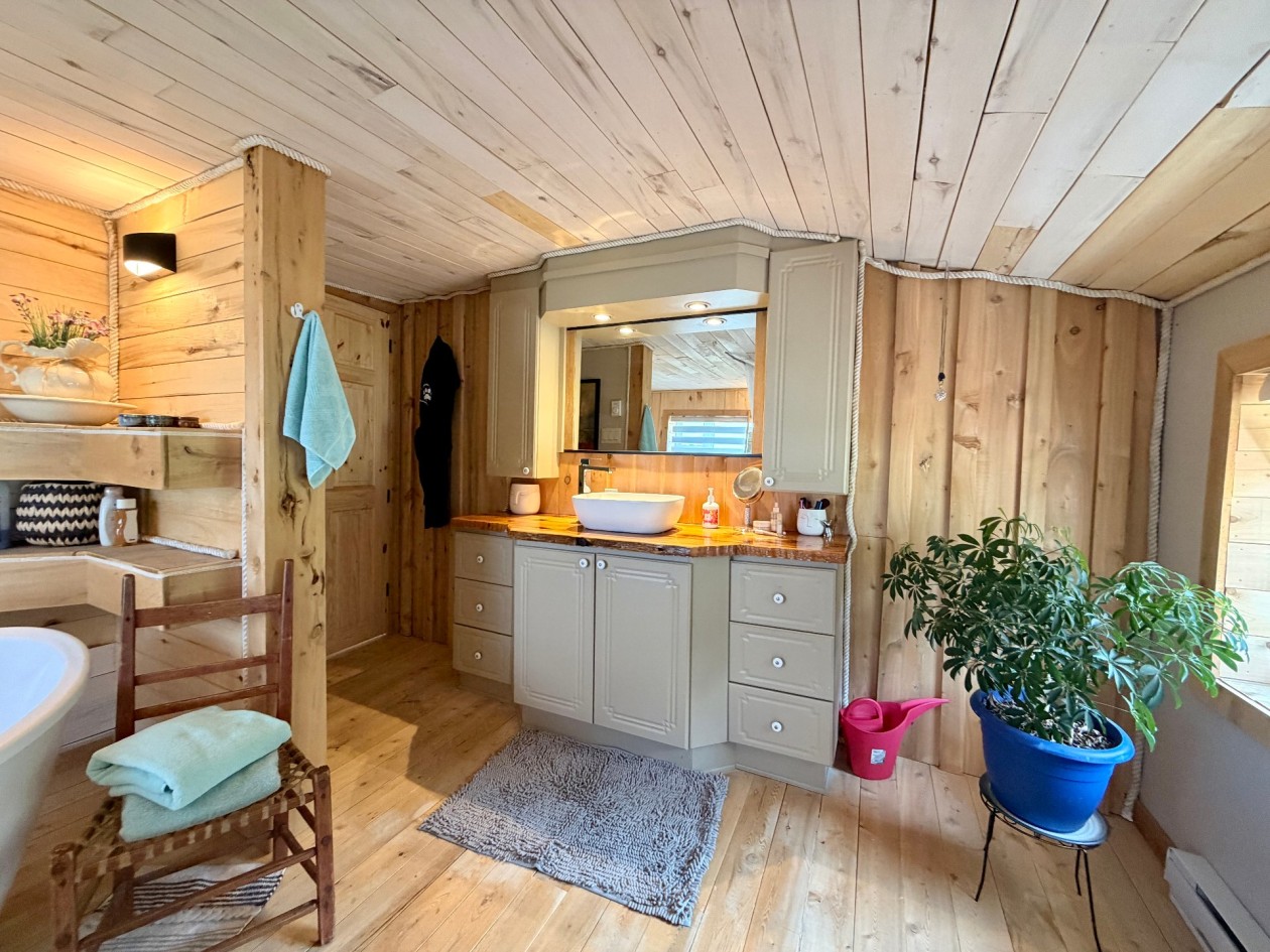 Salle de bains — 15, Route du Brûlé, Cloridorme, G0E1G0, Cloridorme