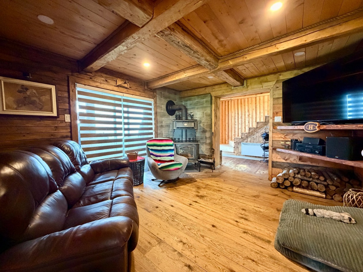 Salon — 15, Route du Brûlé, Cloridorme, G0E1G0, Cloridorme