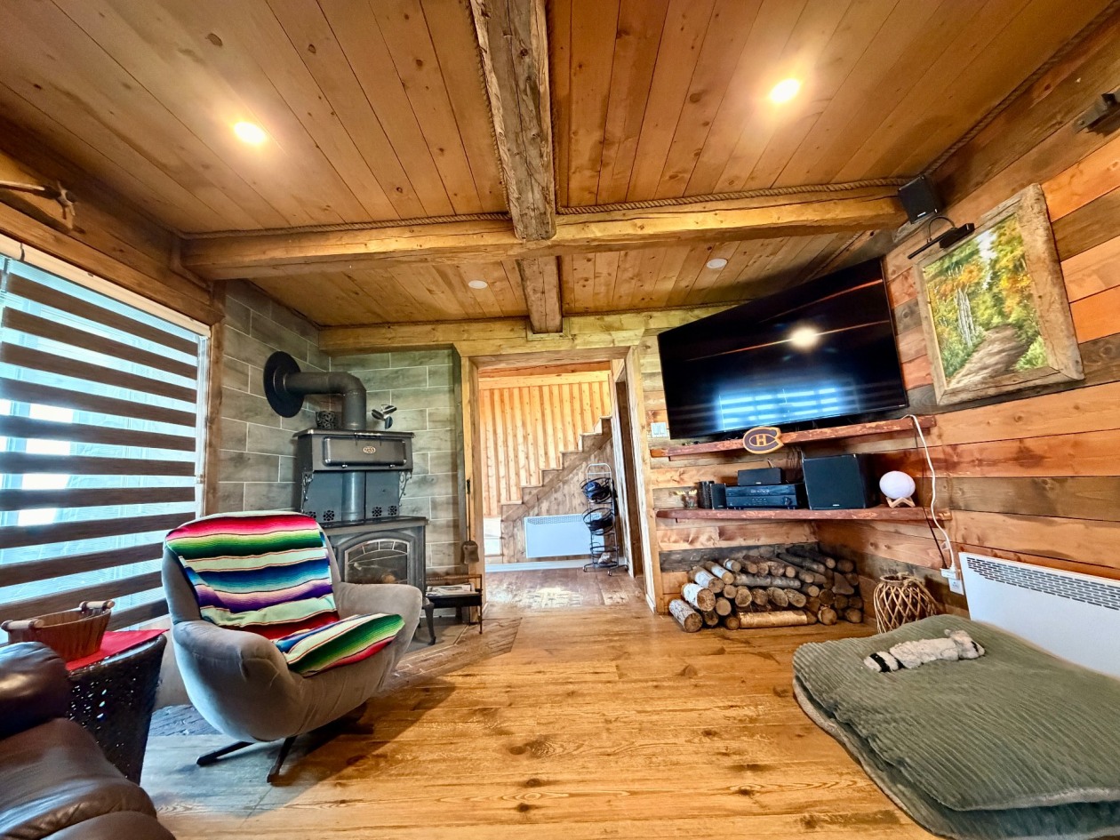 Salon — 15, Route du Brûlé, Cloridorme, G0E1G0, Cloridorme