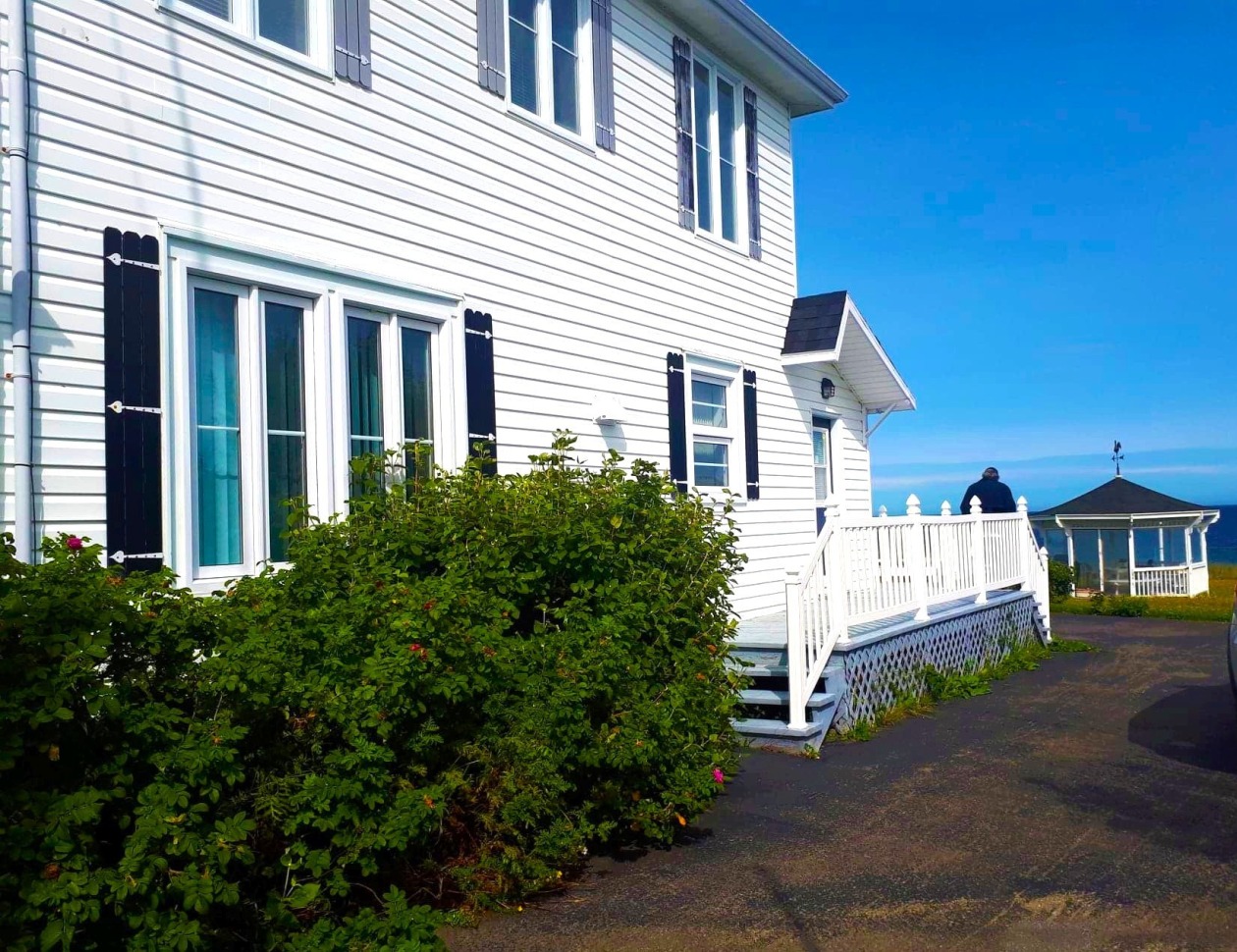 Entrée extérieure — 1281 Boul. de Cap-des-Rosiers, Gaspé