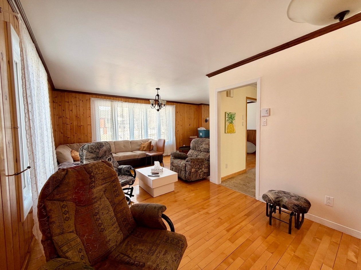 Salon — 12 Rue Forest, Gaspé