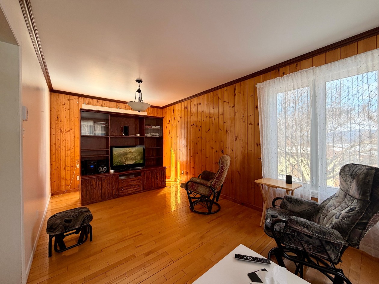 Salon — 12 Rue Forest, Gaspé
