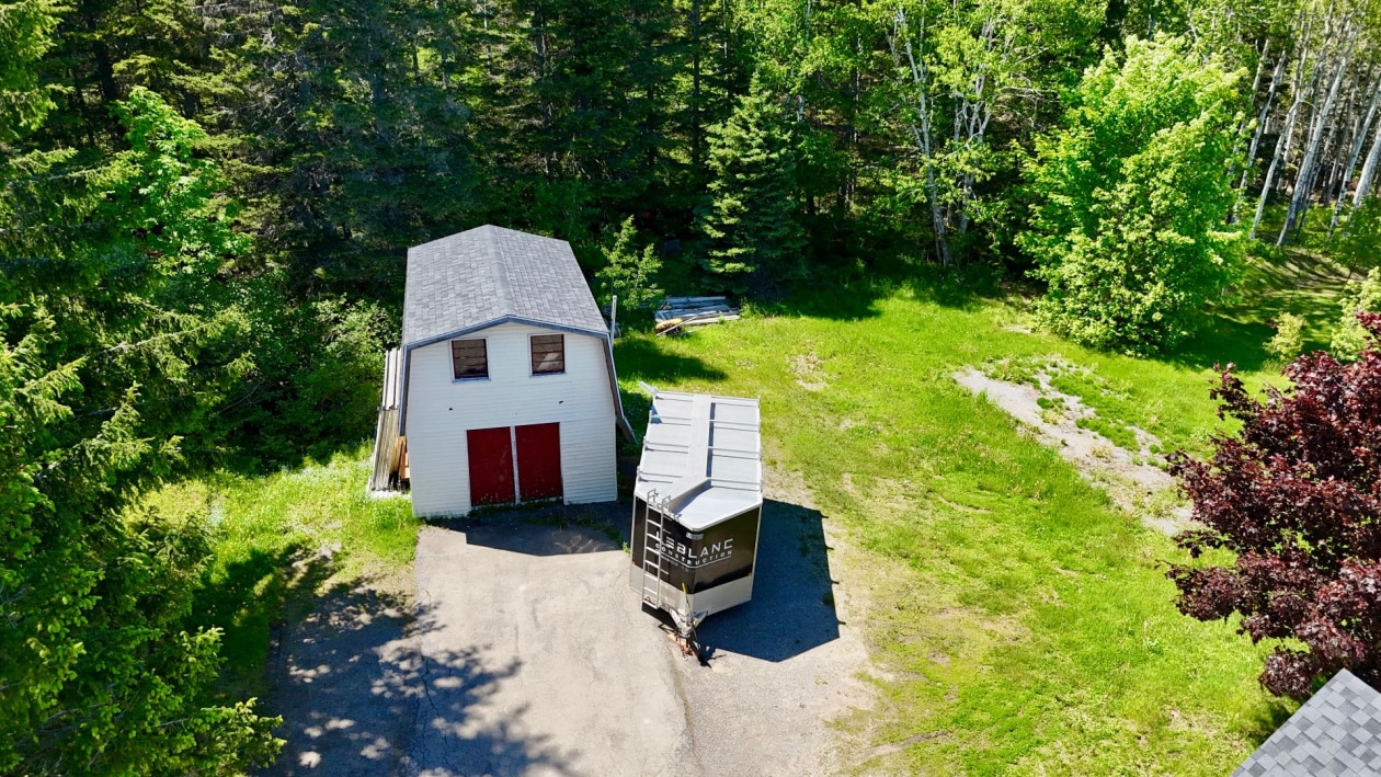 Garage — 12 Rue Forest, Gaspé