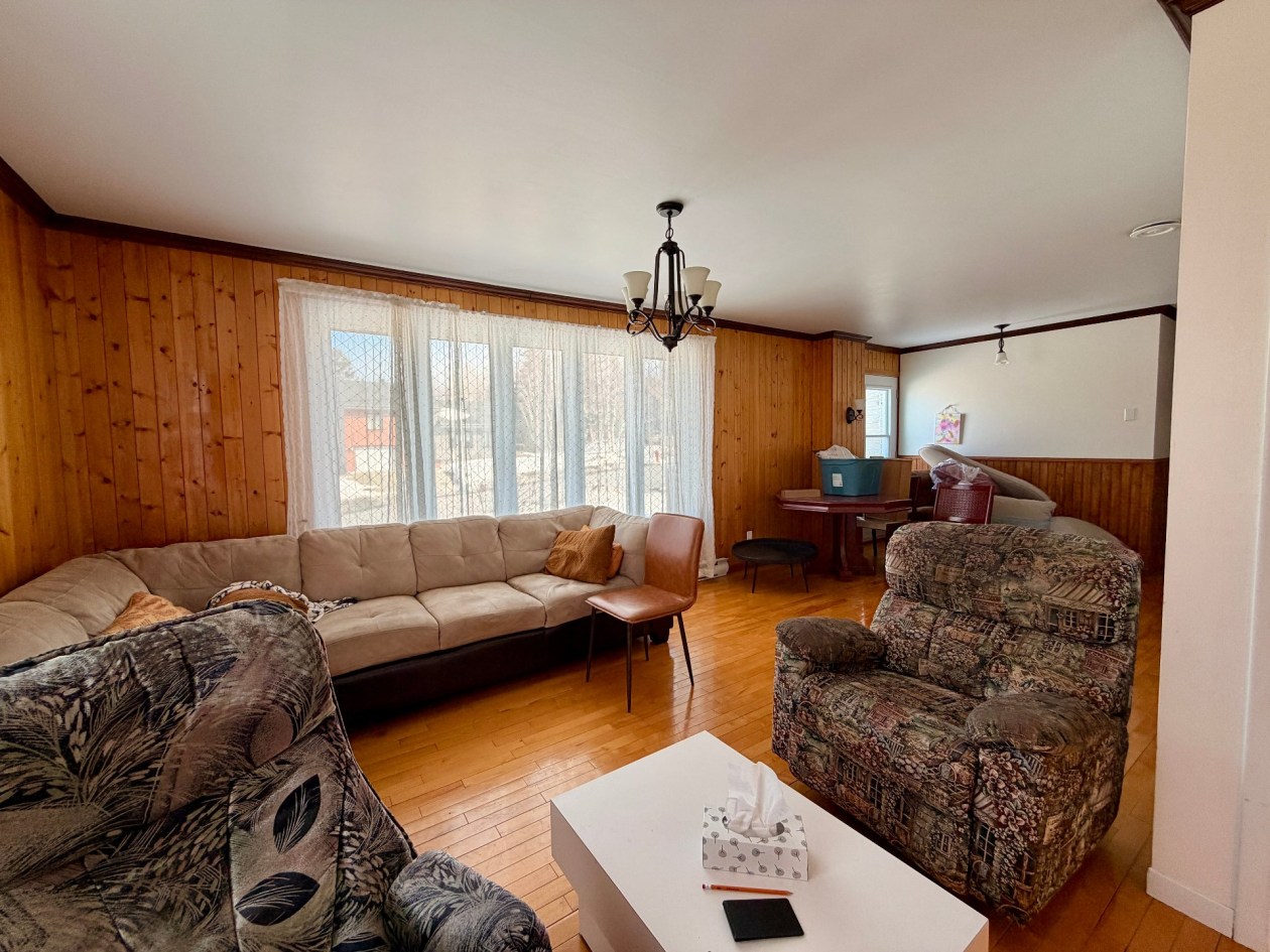 Salon — 12 Rue Forest, Gaspé