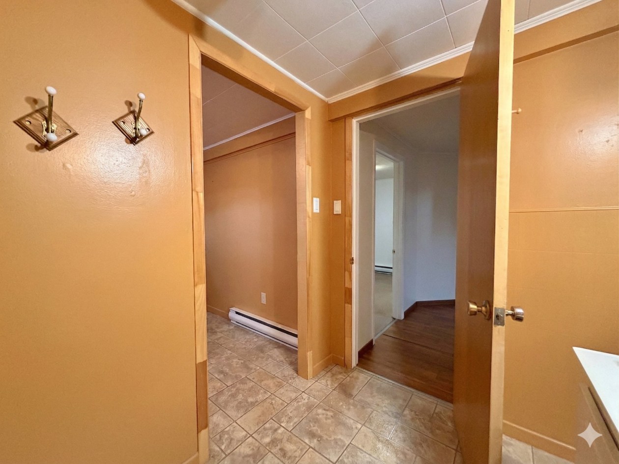 Corridor — 12 Rue Forest, Gaspé