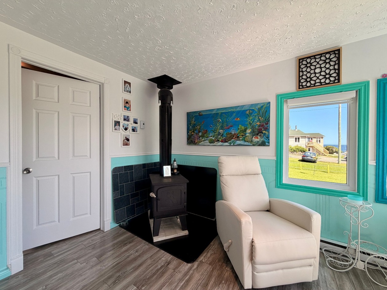 Salon — 18 Rue du Fleuve, Gaspé