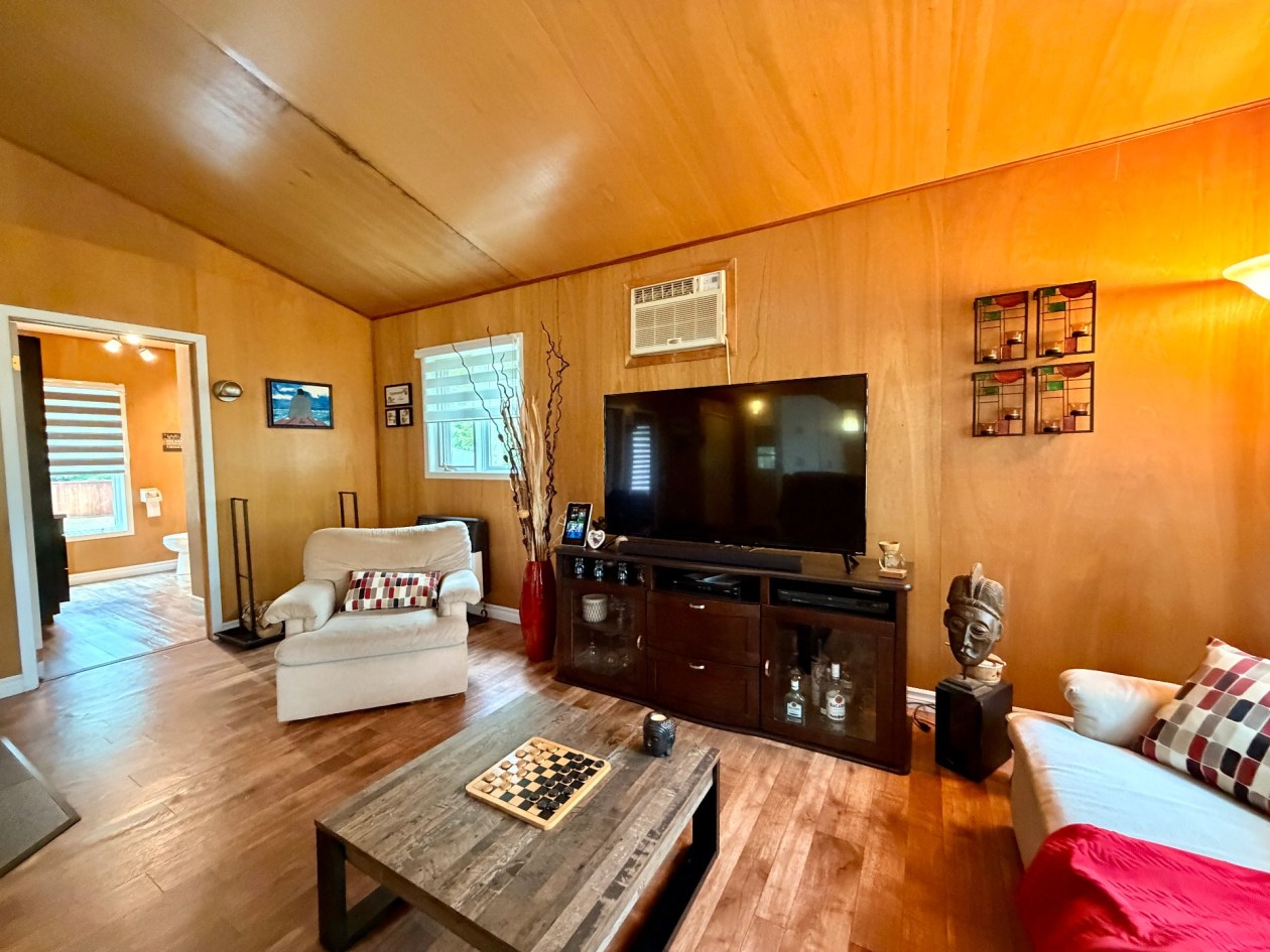Salon — 96 Rue St-Jean, Gaspé