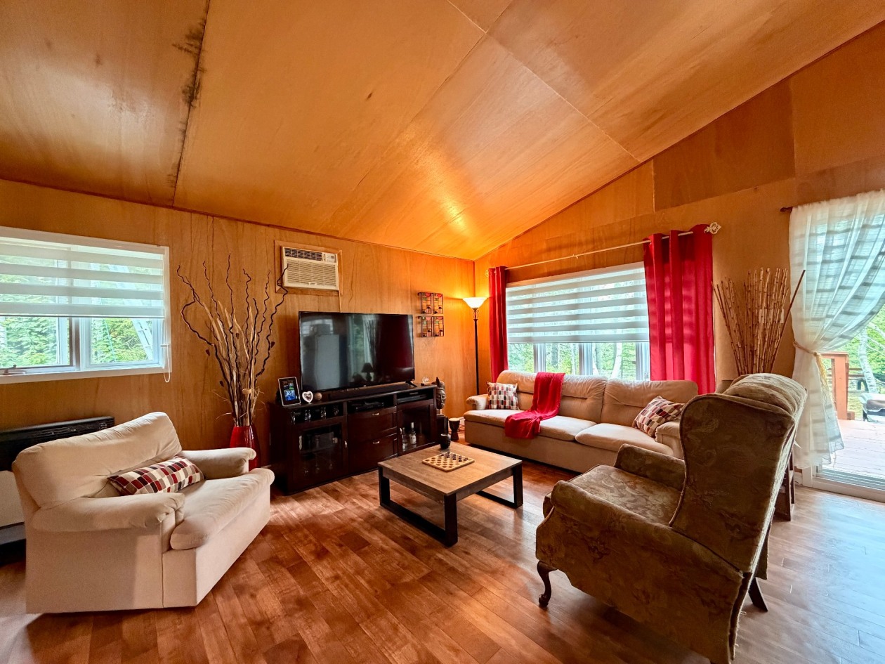 Salon — 96 Rue St-Jean, Gaspé