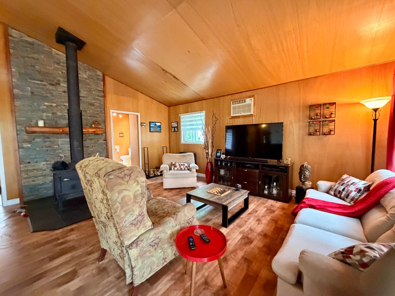 Salon — 96 Rue St-Jean, Gaspé