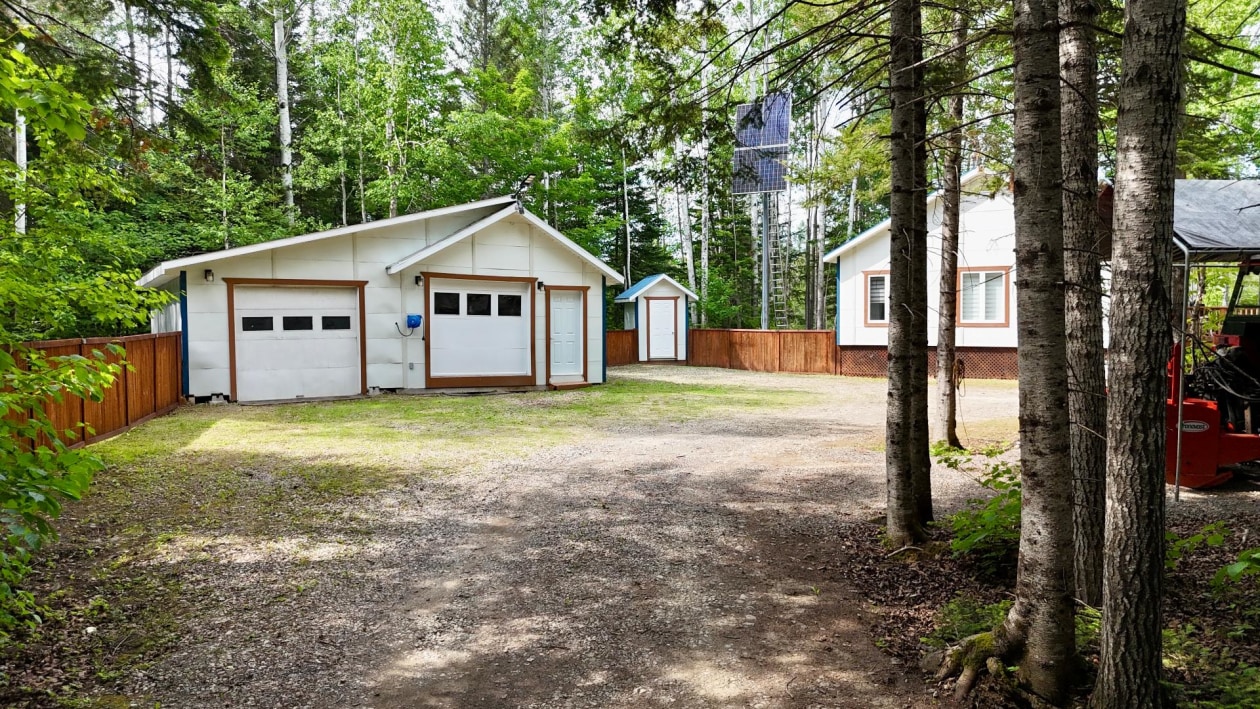 Garage — 96 Rue St-Jean, Gaspé