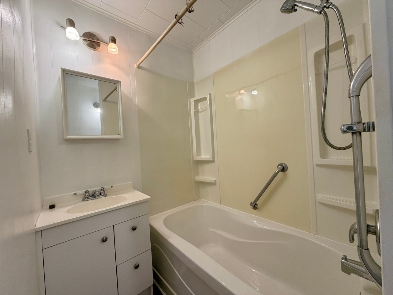 Salle de bains — 521 Boul. de Petit-Cap, Gaspé