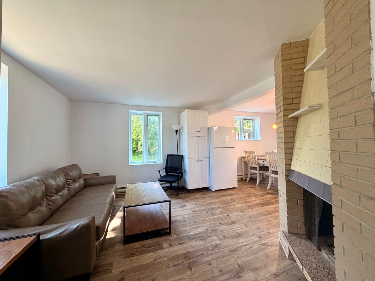 Salon — 25, Rue Pouliot, Gaspé, G4X1H5, Gaspé