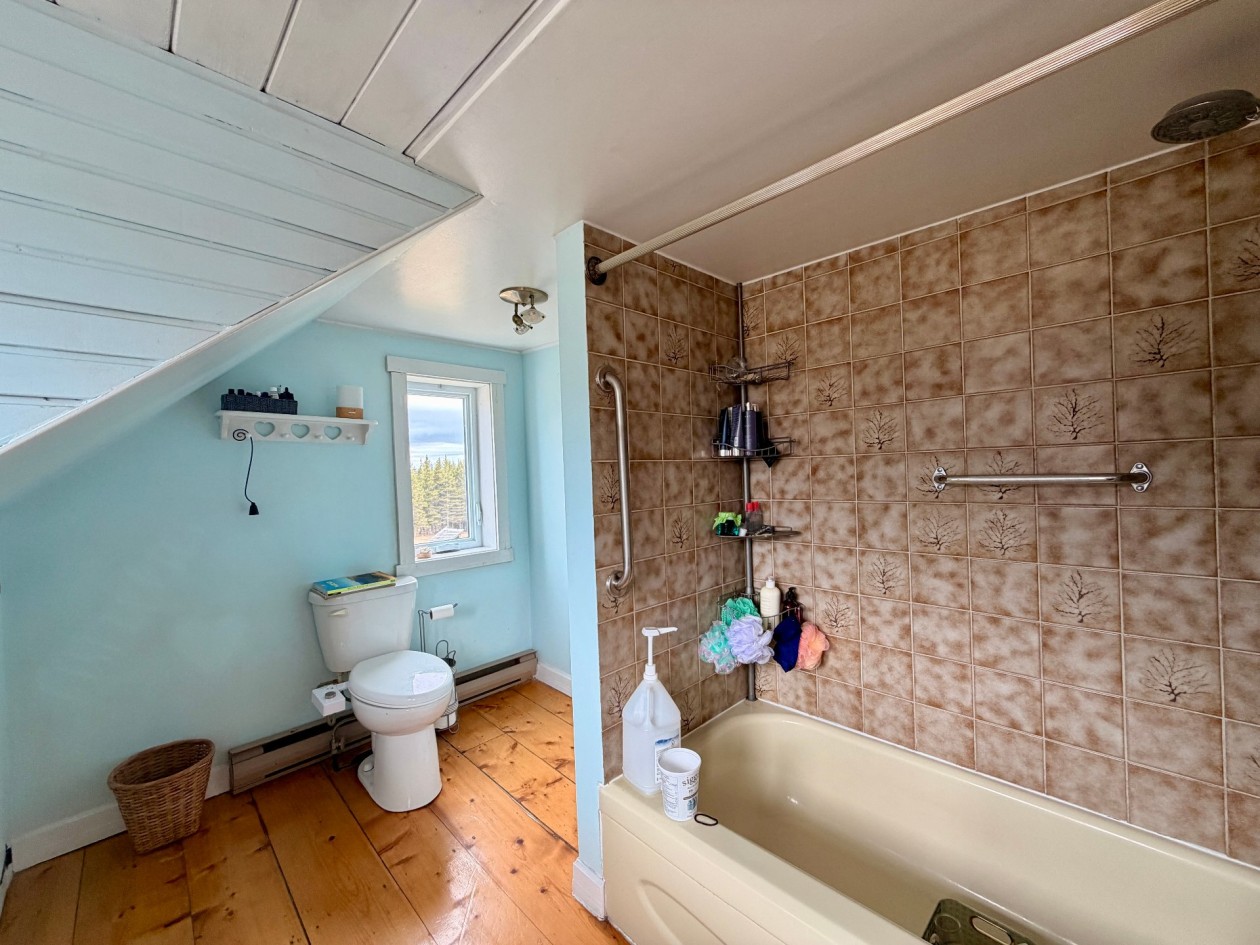 Salle de bains — 41, Av. McDonald, Gaspé, G4X2Y5, Gaspé