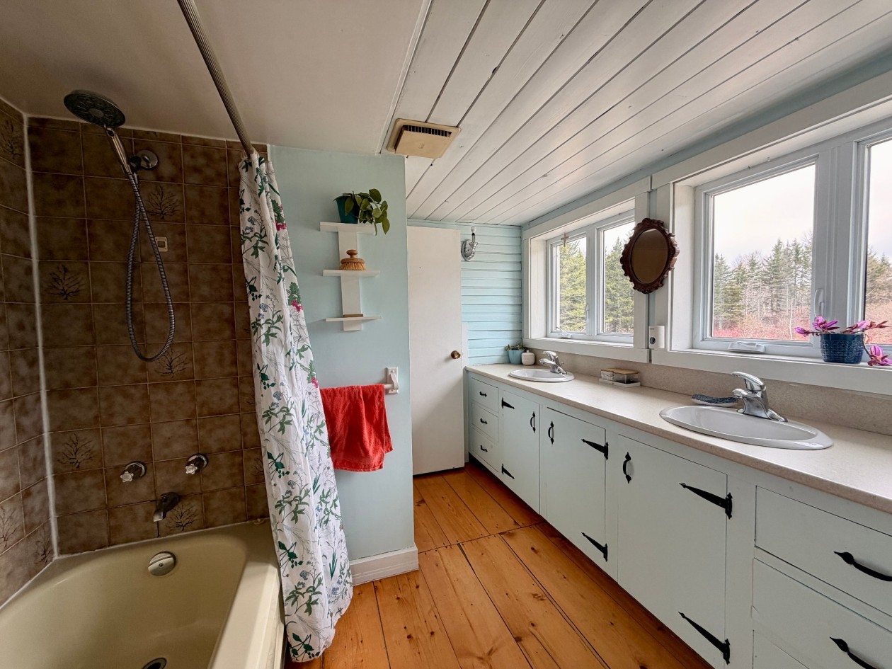 Salle de bains — 41, Av. McDonald, Gaspé, G4X2Y5, Gaspé