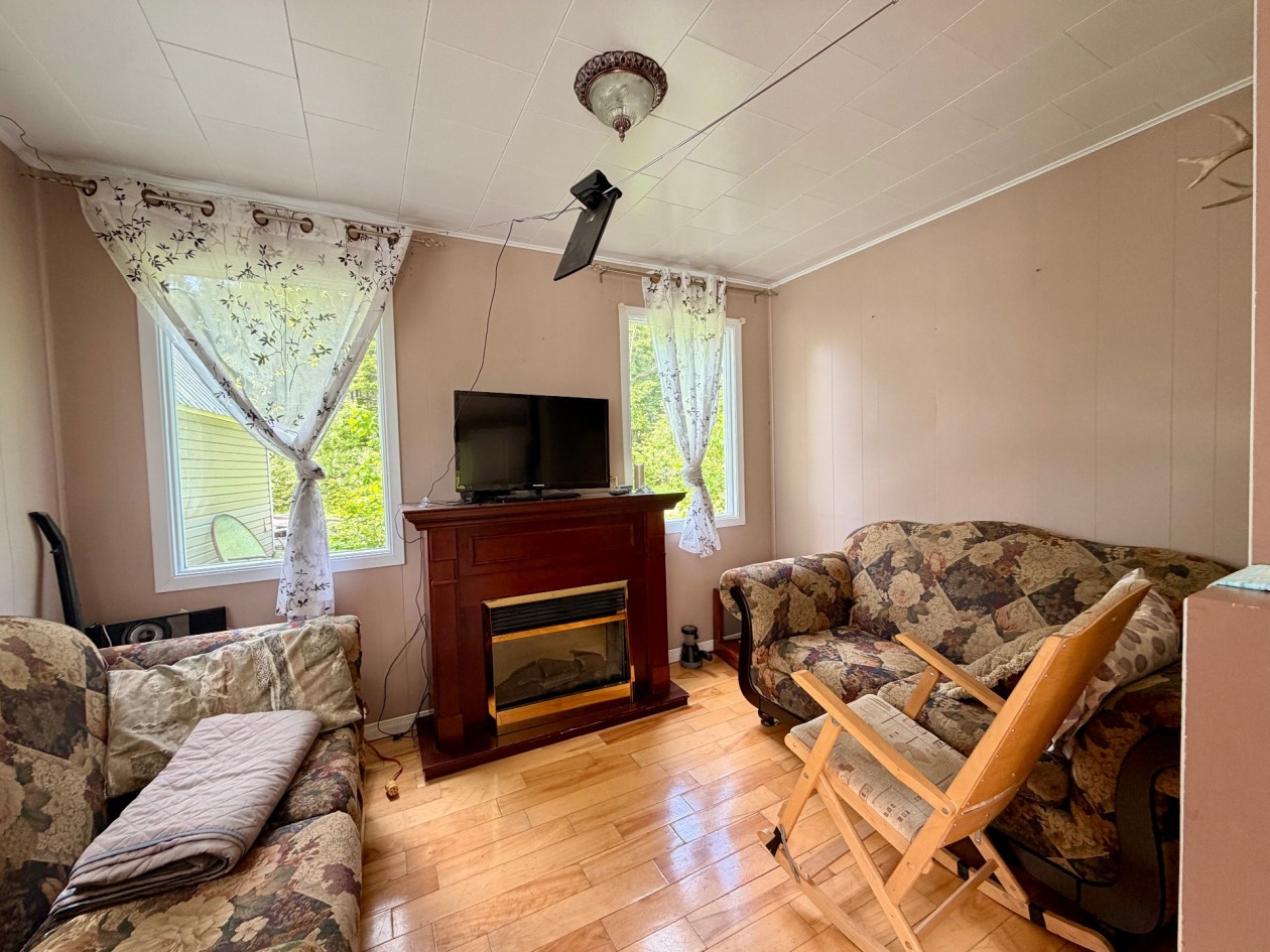 Salon — 1, Boul. de Petit-Cap, Gaspé, H1N1N1, Gaspé