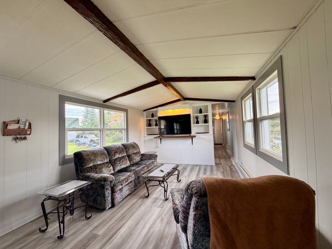 Salon — 1036, Boul. de Douglas, Gaspé, G4X2X1, Gaspé