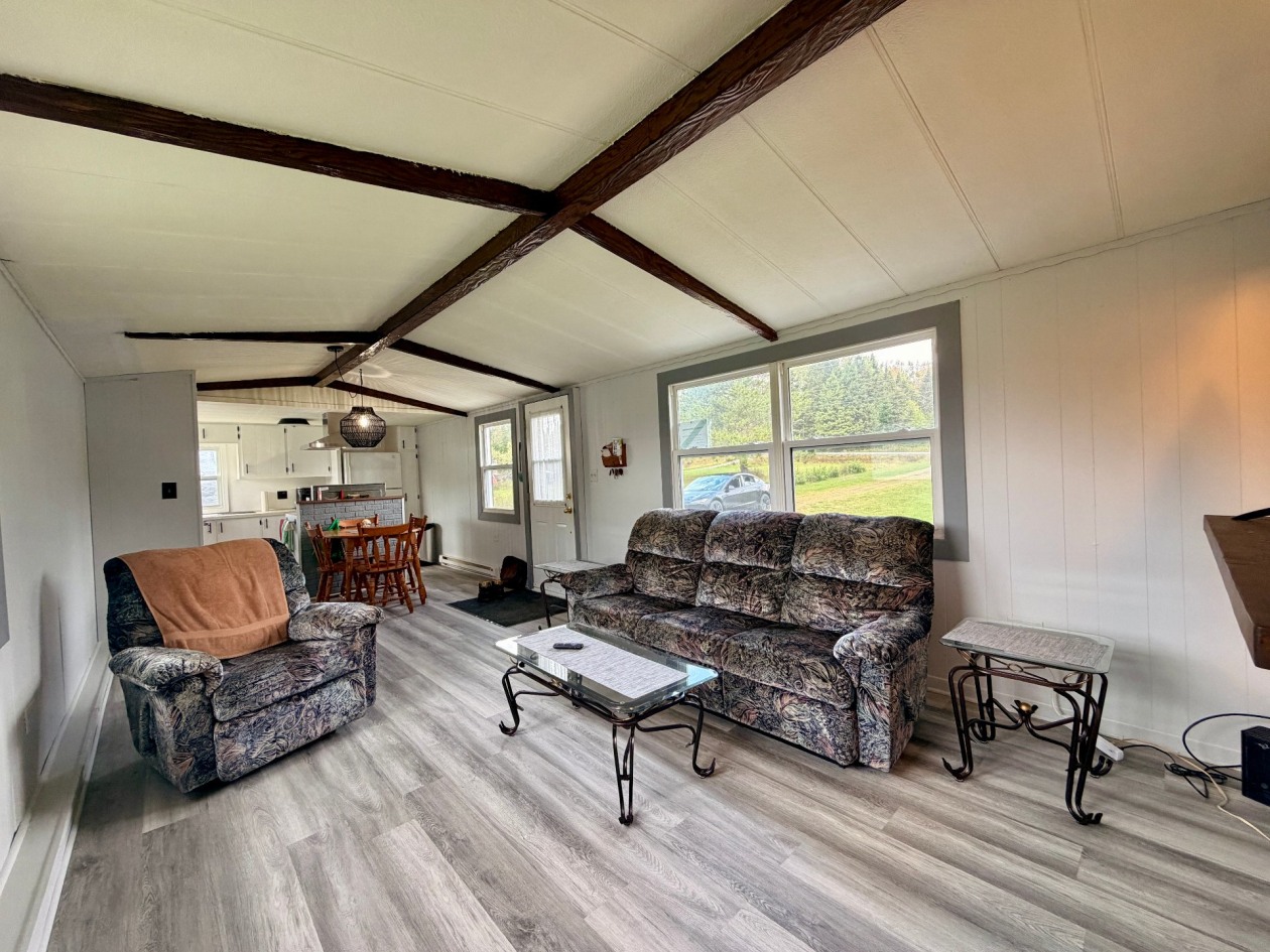 Salon — 1036, Boul. de Douglas, Gaspé, G4X2X1, Gaspé