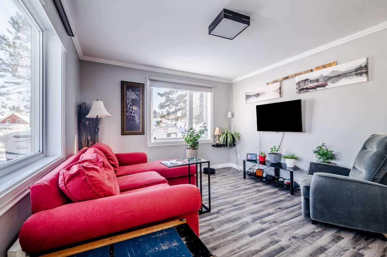 Salon — 97 - 99B Rue Principale, Saint-Moïse