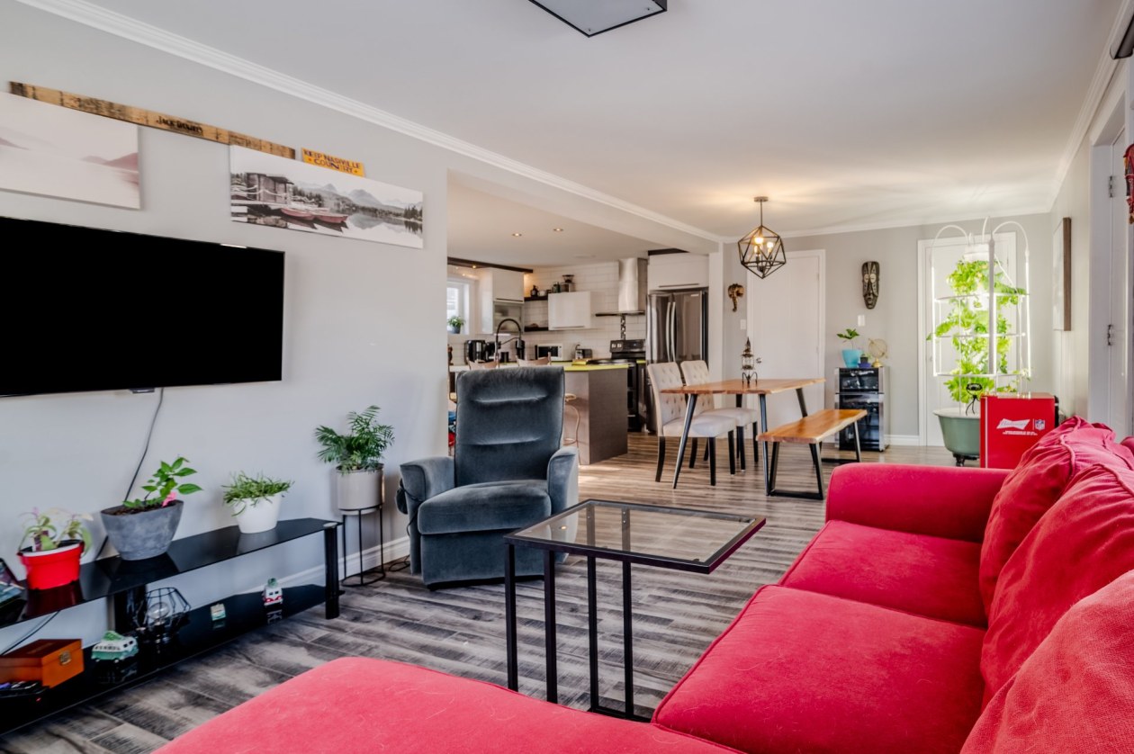Salon — 97 - 99B Rue Principale, Saint-Moïse