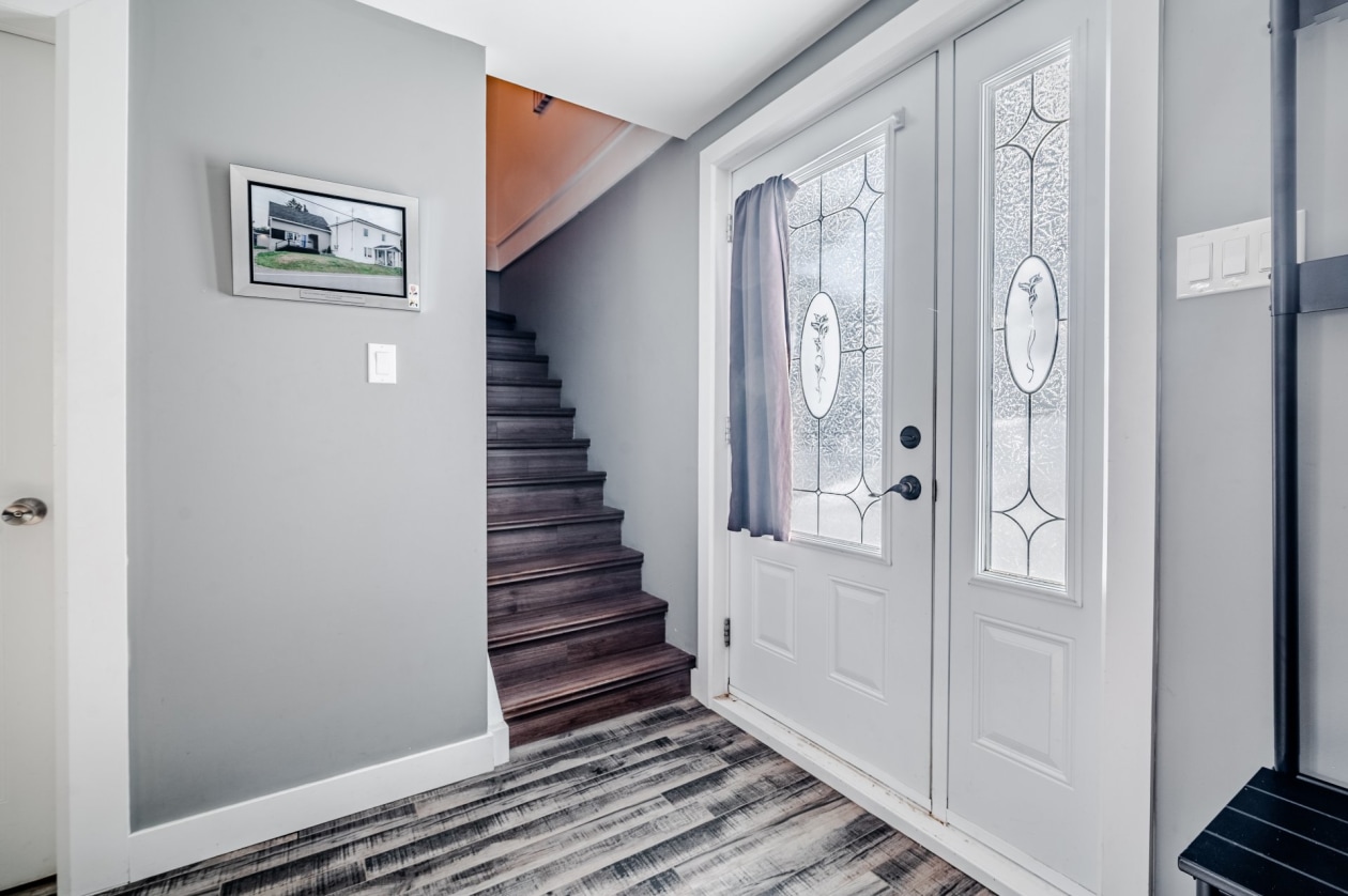 Escalier — 97 - 99B Rue Principale, Saint-Moïse