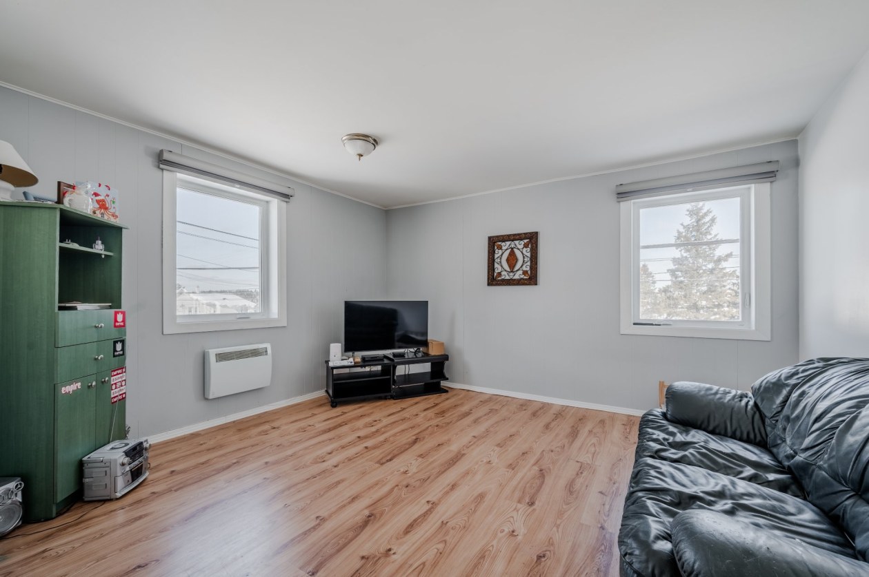 Salon — 97 - 99B Rue Principale, Saint-Moïse