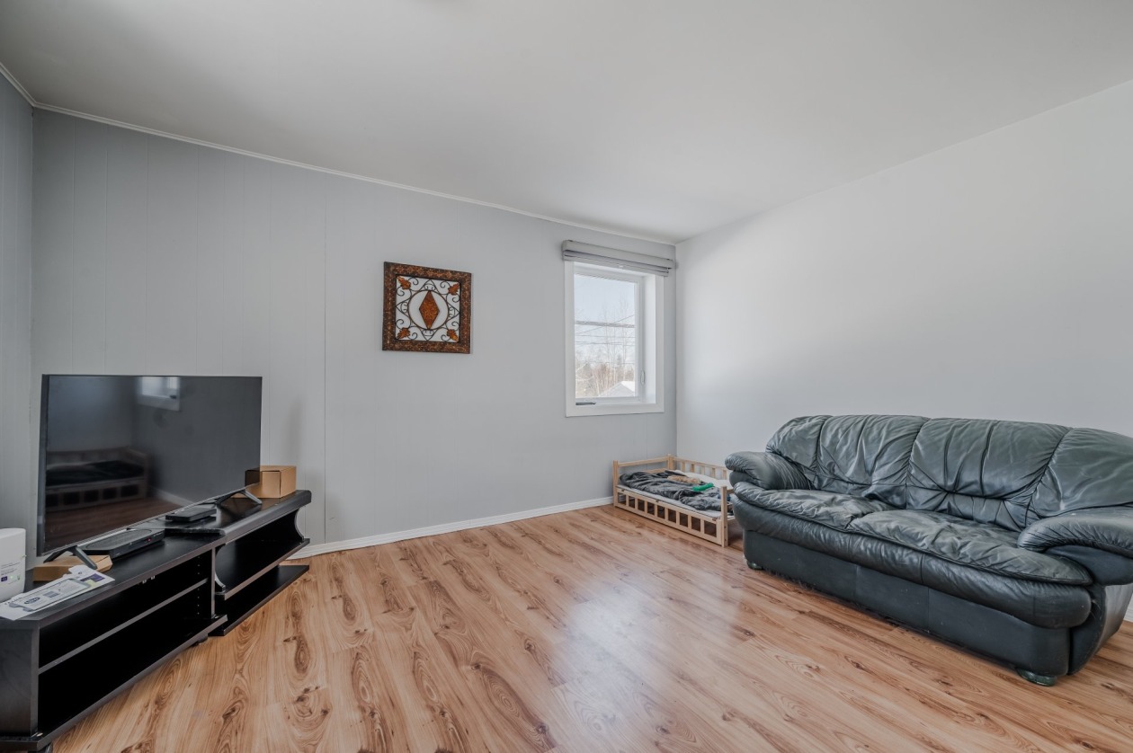 Salon — 97 - 99B Rue Principale, Saint-Moïse