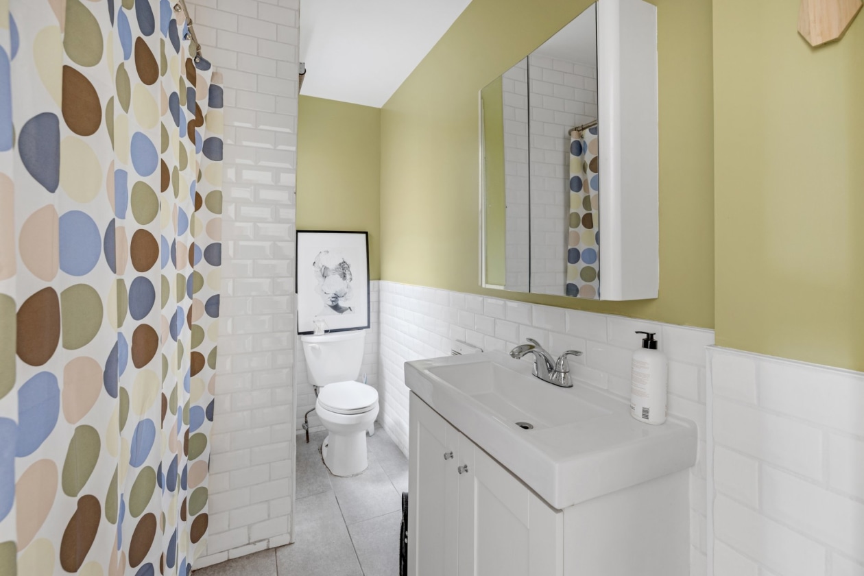 Salle de bains — 8256 - 8258 Rue St-Dominique, Montréal