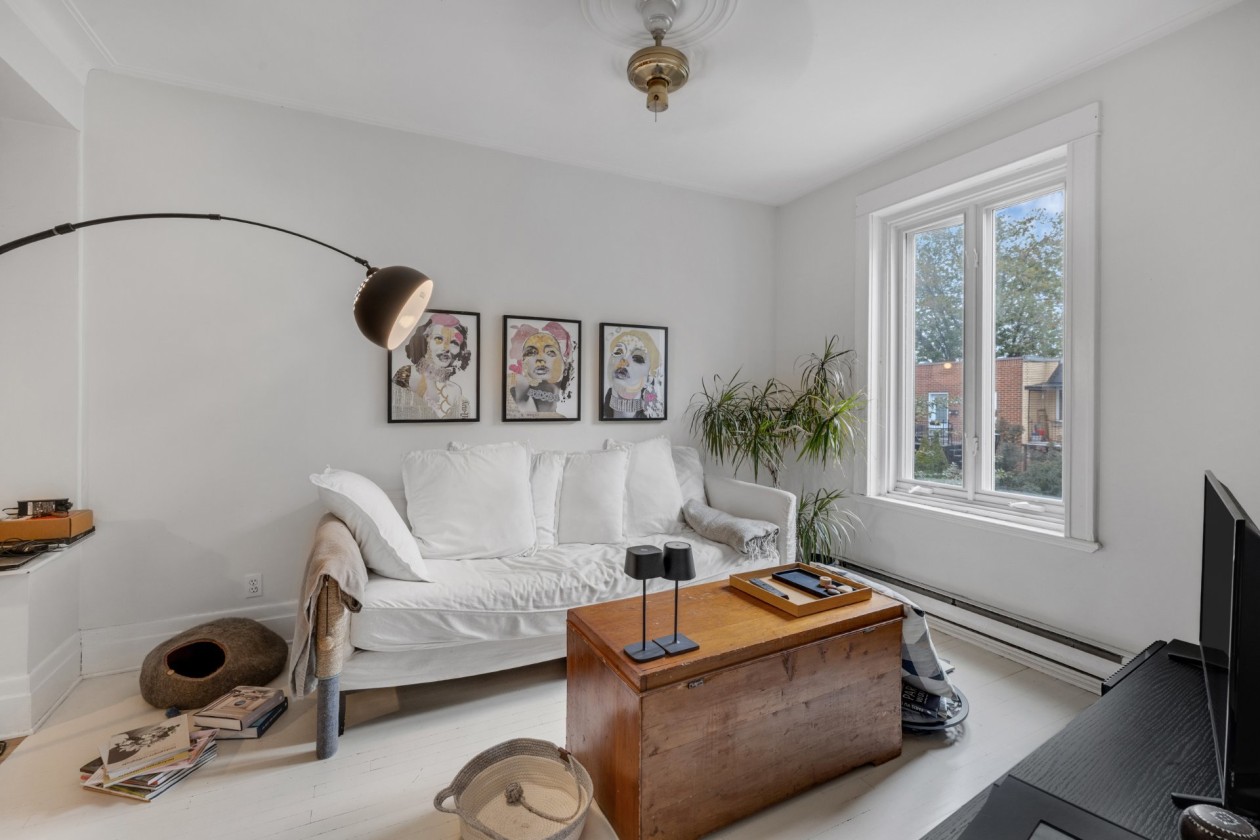 Salon — 8256 - 8258 Rue St-Dominique, Montréal