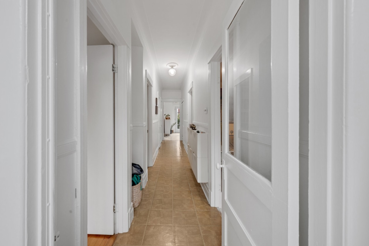 Corridor — 8256 - 8258 Rue St-Dominique, Montréal