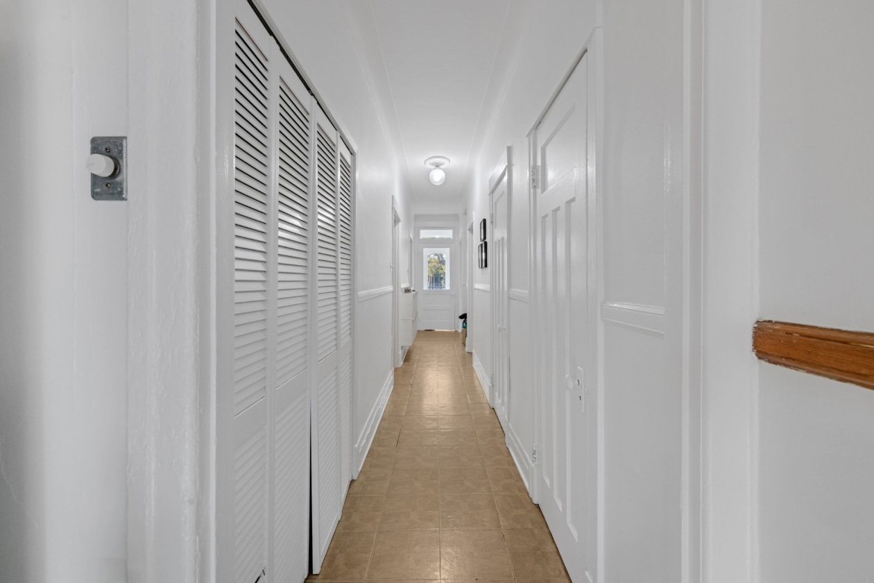 Corridor — 8256 - 8258 Rue St-Dominique, Montréal