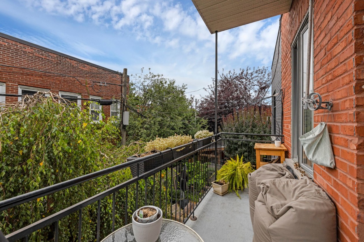 Balcon — 8256 - 8258 Rue St-Dominique, Montréal