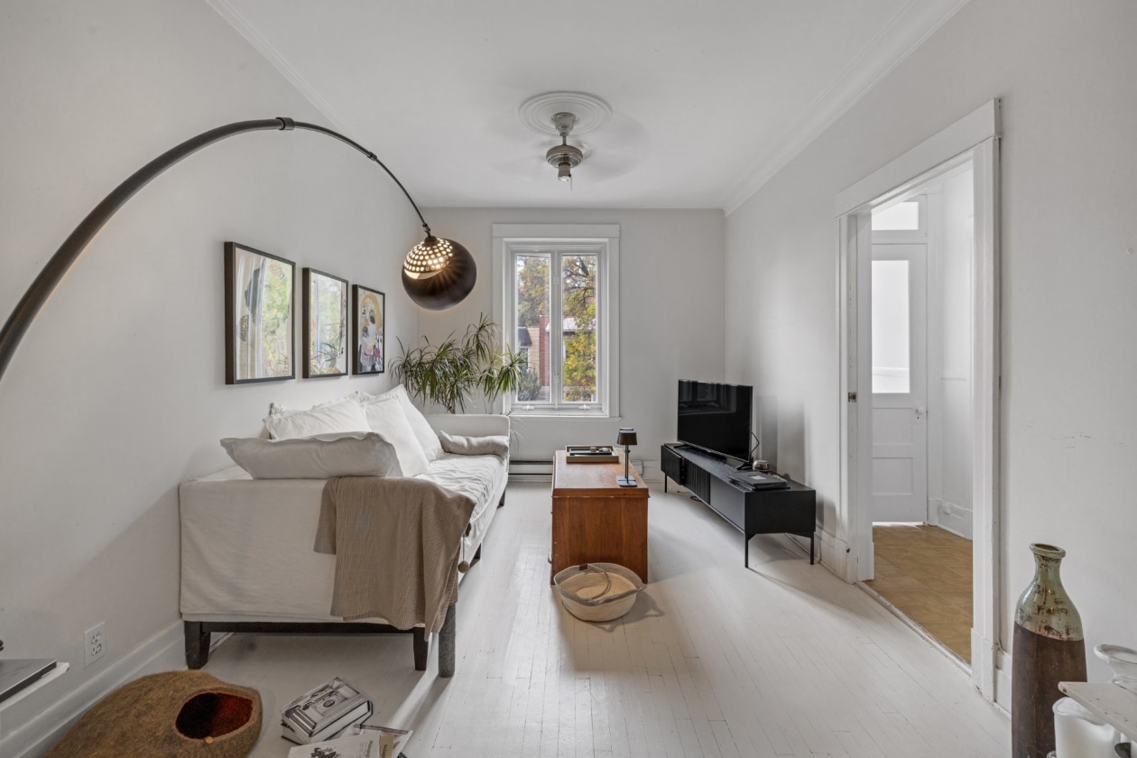 Salon — 8256 - 8258 Rue St-Dominique, Montréal