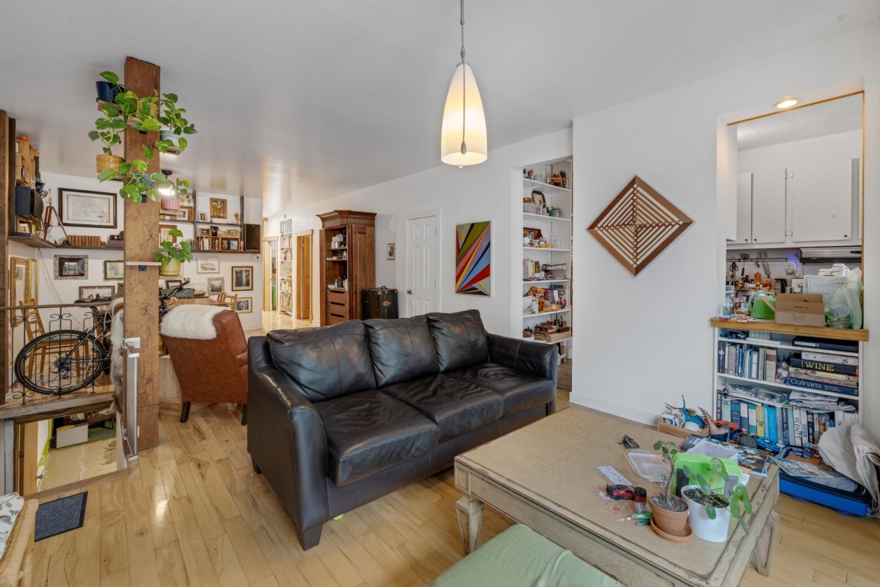 Salon — 8256 - 8258 Rue St-Dominique, Montréal