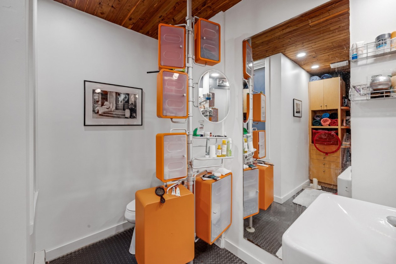 Salle de bains — 8256 - 8258 Rue St-Dominique, Montréal