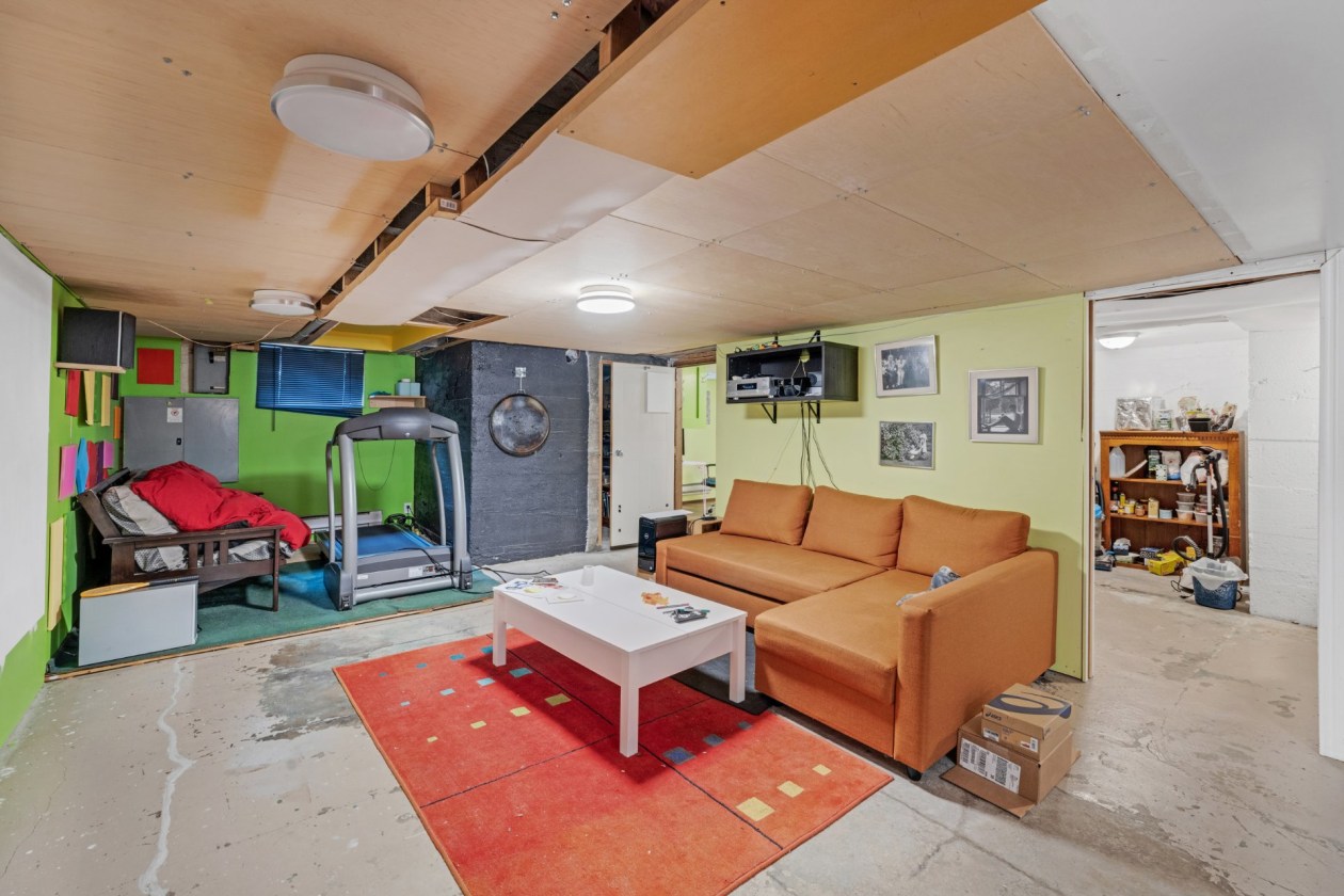 Salle familiale — 8256 - 8258 Rue St-Dominique, Montréal