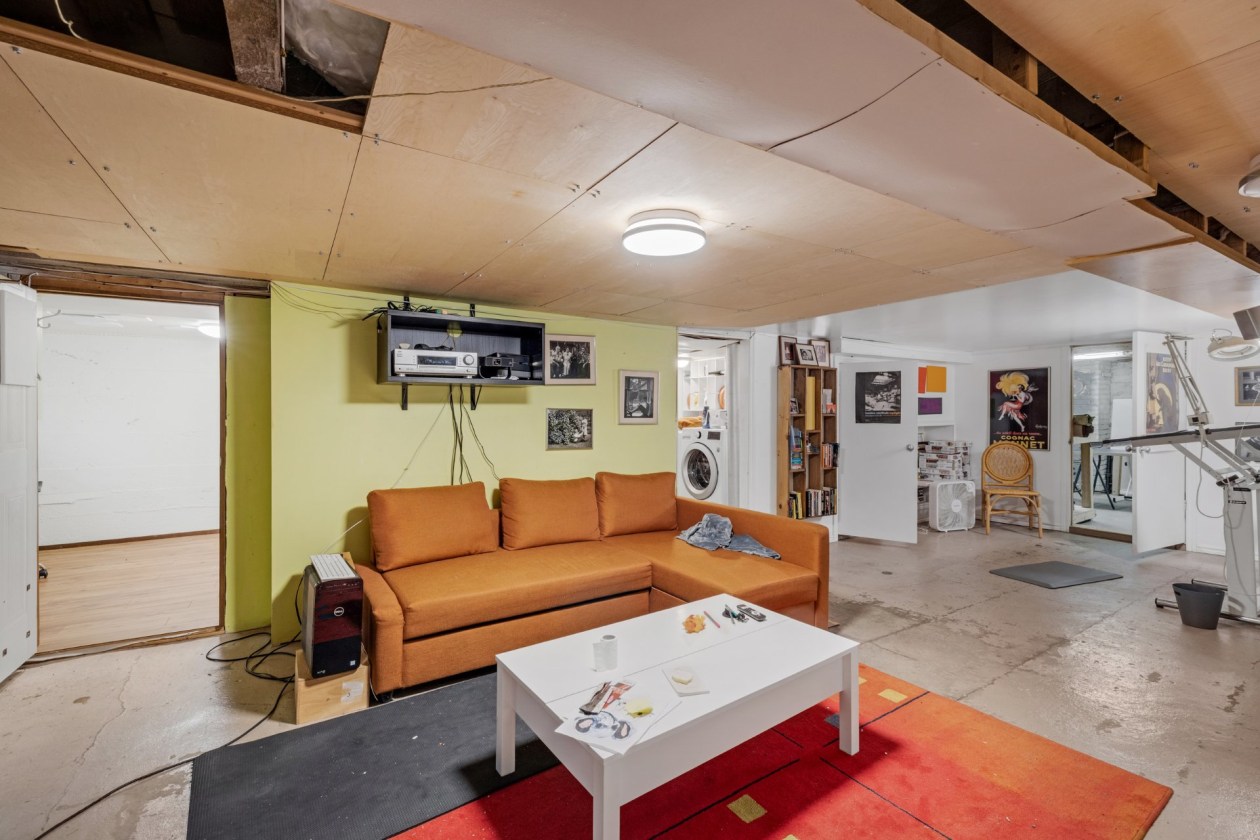 Salle familiale — 8256 - 8258 Rue St-Dominique, Montréal