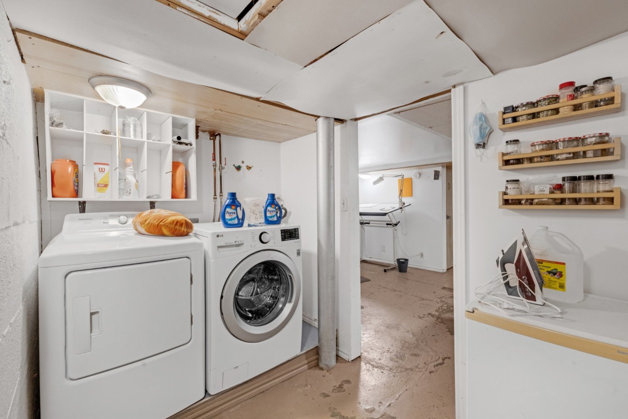 Salle de lavage — 8256 - 8258 Rue St-Dominique, Montréal