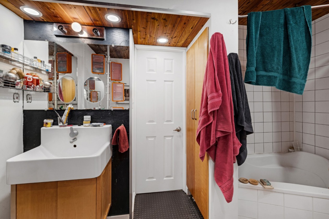 Salle de bains — 8256 - 8258 Rue St-Dominique, Montréal