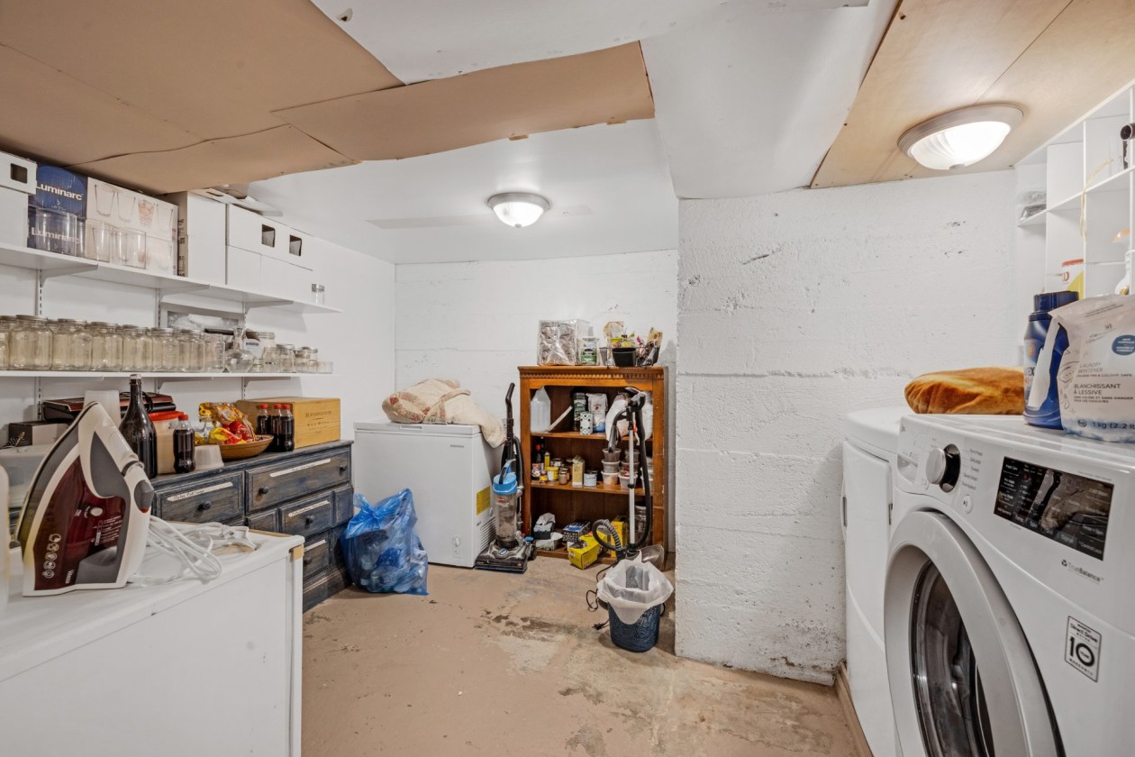 Salle de lavage — 8256 - 8258 Rue St-Dominique, Montréal