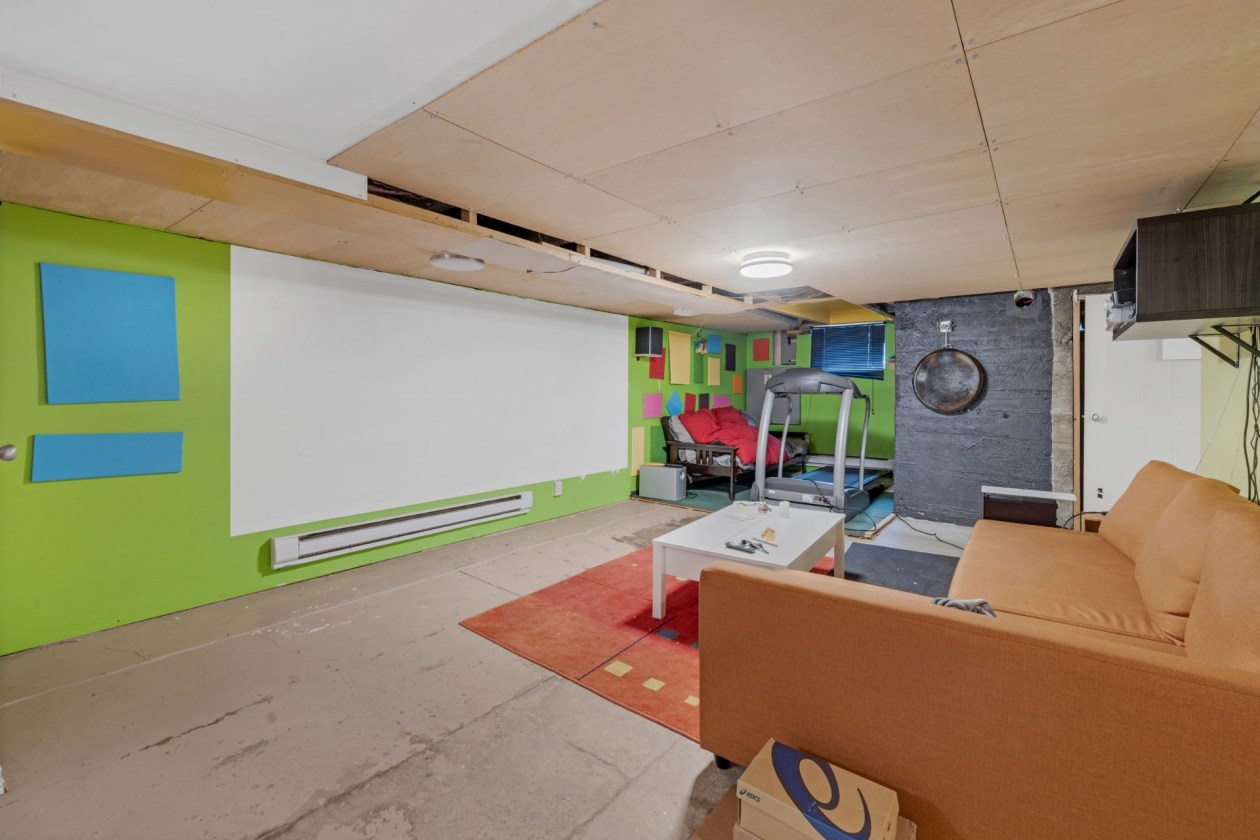Salle familiale — 8256 - 8258 Rue St-Dominique, Montréal