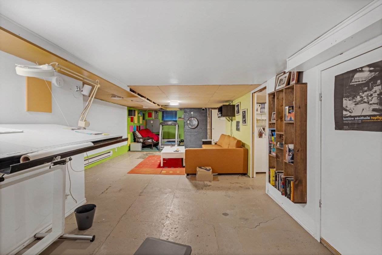 Salle familiale — 8256 - 8258 Rue St-Dominique, Montréal