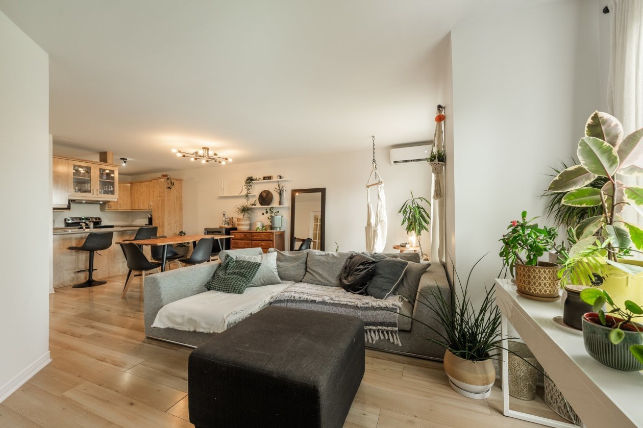 Salon — 780, Cours de la Raffinerie, Mont-Saint-Hilaire, J3H0C7, Mont-Saint-Hilaire
