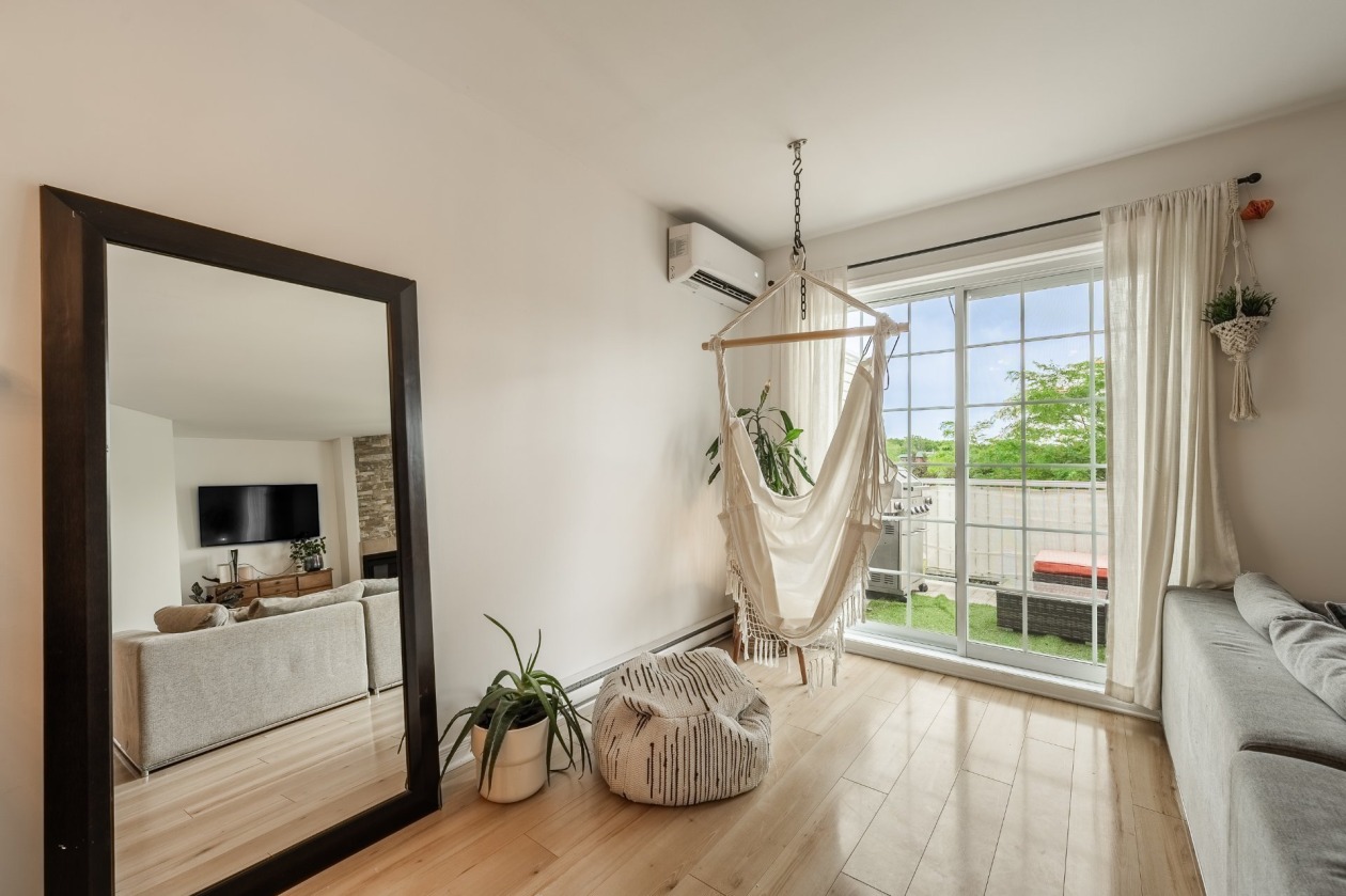 Salon — 780, Cours de la Raffinerie, Mont-Saint-Hilaire, J3H0C7, Mont-Saint-Hilaire