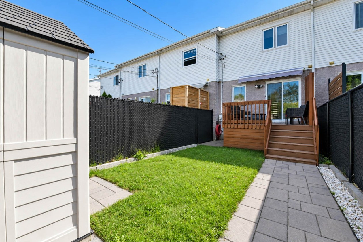 Cour — 3970, Boul. St-Laurent, Sainte-Catherine, J5C2A9, Sainte-Catherine